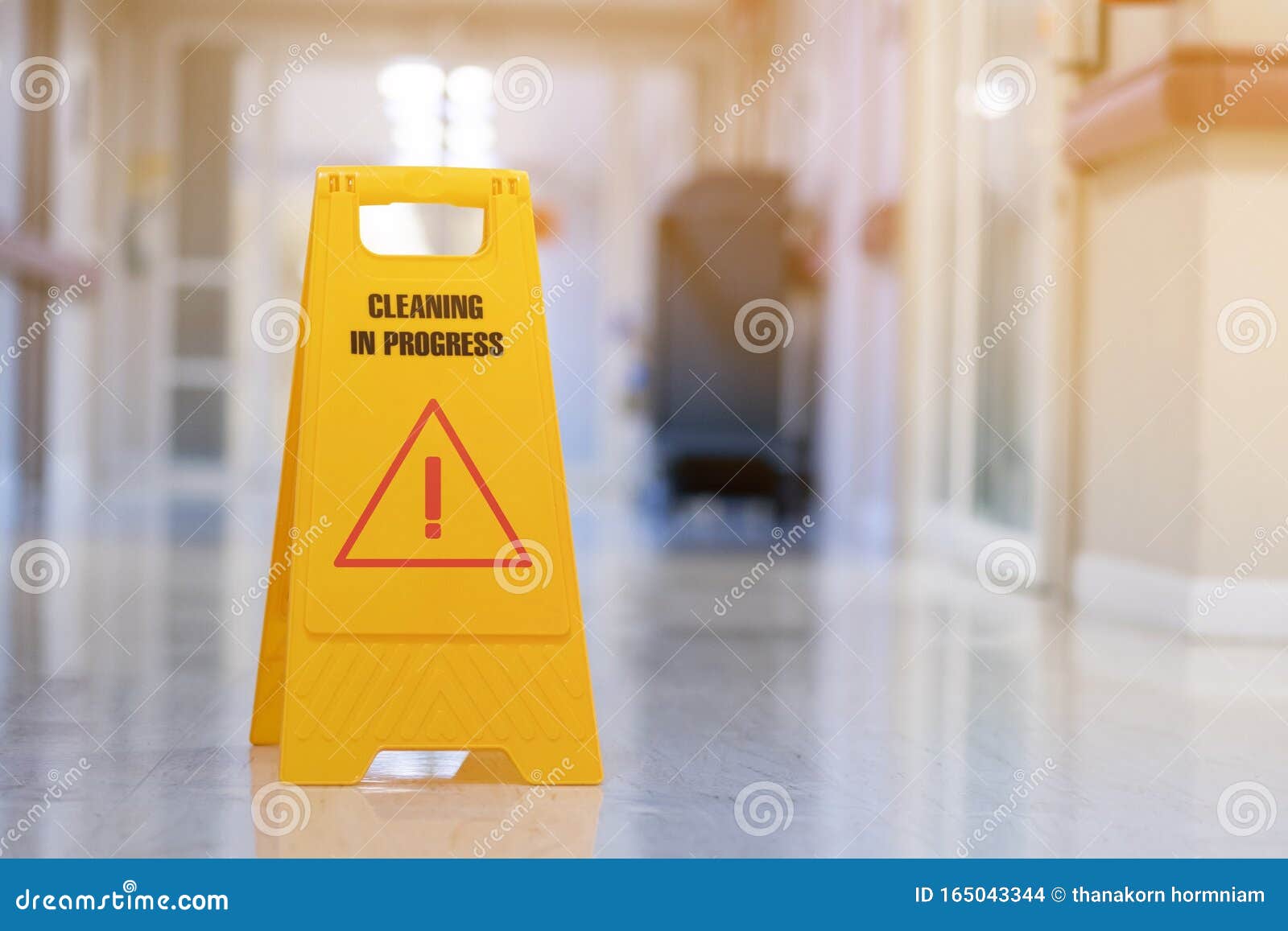 Segno Giallo Di Pulizia Della Riserva Di Cautela Sul Pavimento Bagnato  Fotografia Stock - Immagine di ingresso, pulito: 165043344