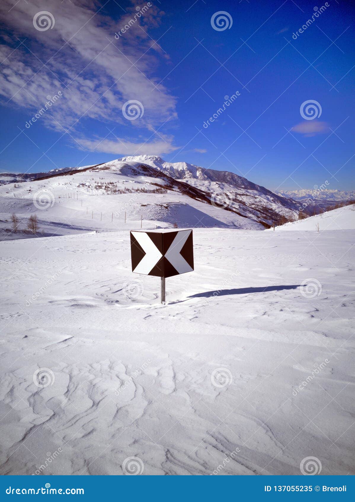 Segno girare a destra e a sinistra. Un segno per girare a destra e a sinistra che è coperto di neve