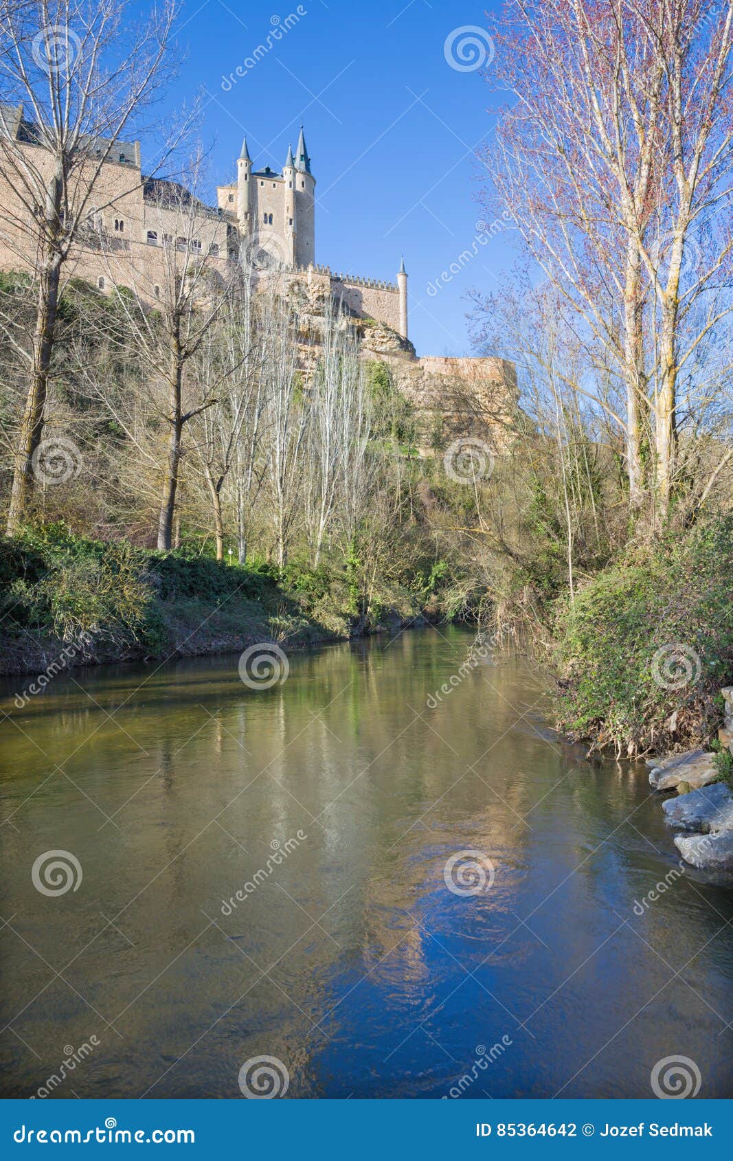 Segovia - castillo del Alcazar sobre Rio Eresma