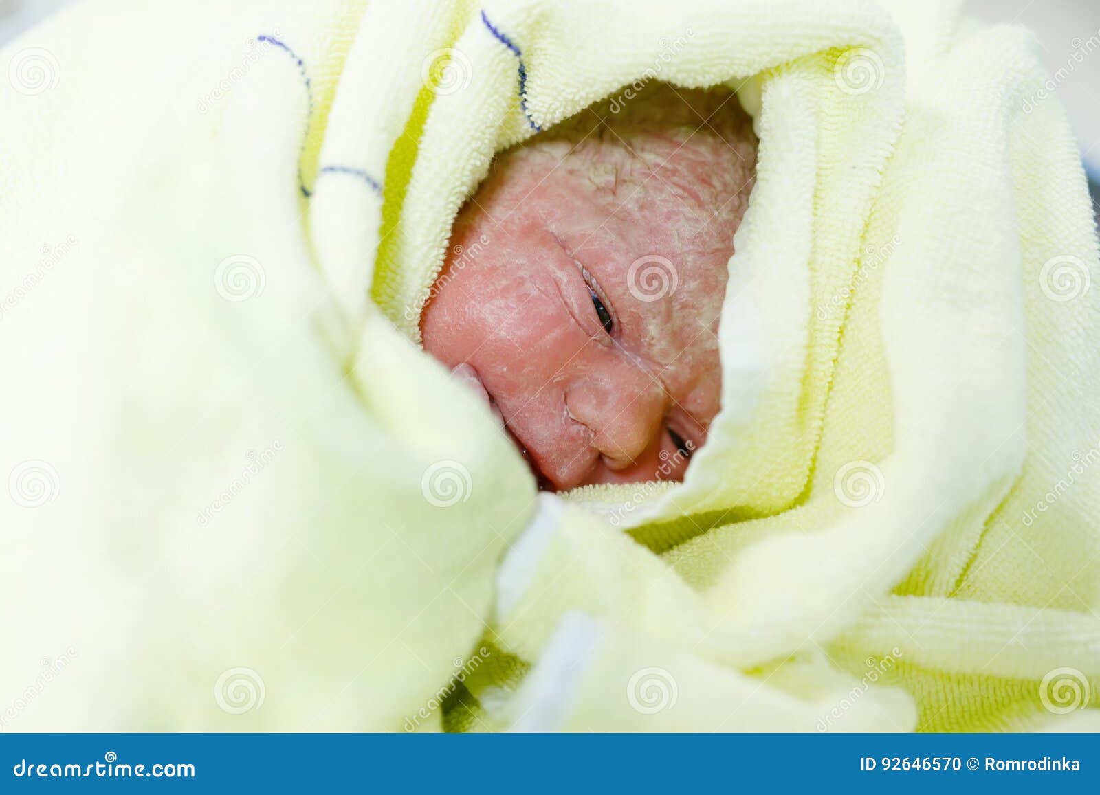 Segundos Y Minutos Recién Nacidos Del Niño Del Bebé Después Del Nacimiento  Envuelto En Toalla Foto de archivo - Imagen de bebé, nacimiento: 92646570