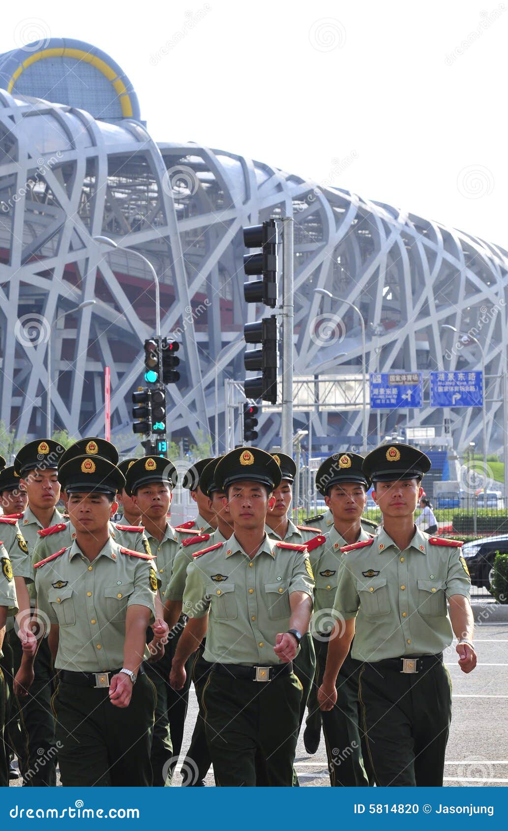 Segurança olímpica. Os soldados guardam para os Jogos Olímpicos de beijing no estádio nacional