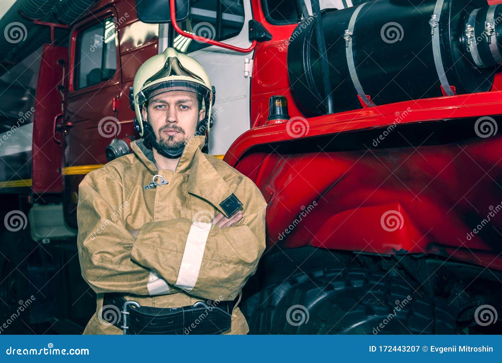 Seguridad De Emergencia. Salvamento De Protección Contra Peligros. Bombero  Con Casco Protector. Héroe Adulto Con Uniforme De Equip Imagen de archivo -  Imagen de casco, engranaje: 172443207