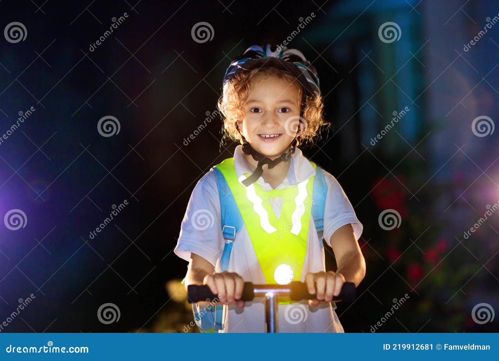 Seguridad En Calle Oscura. Chaleco Reflectante Para Niños Imagen de archivo  - Imagen de vida, proteja: 219912681