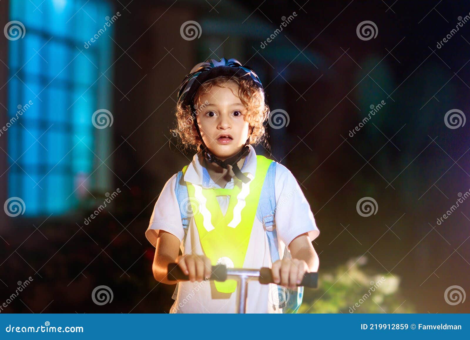 Seguridad En Calle Oscura. Chaleco Reflectante Para Niños Imagen de archivo  - Imagen de noche, lindo: 219912859