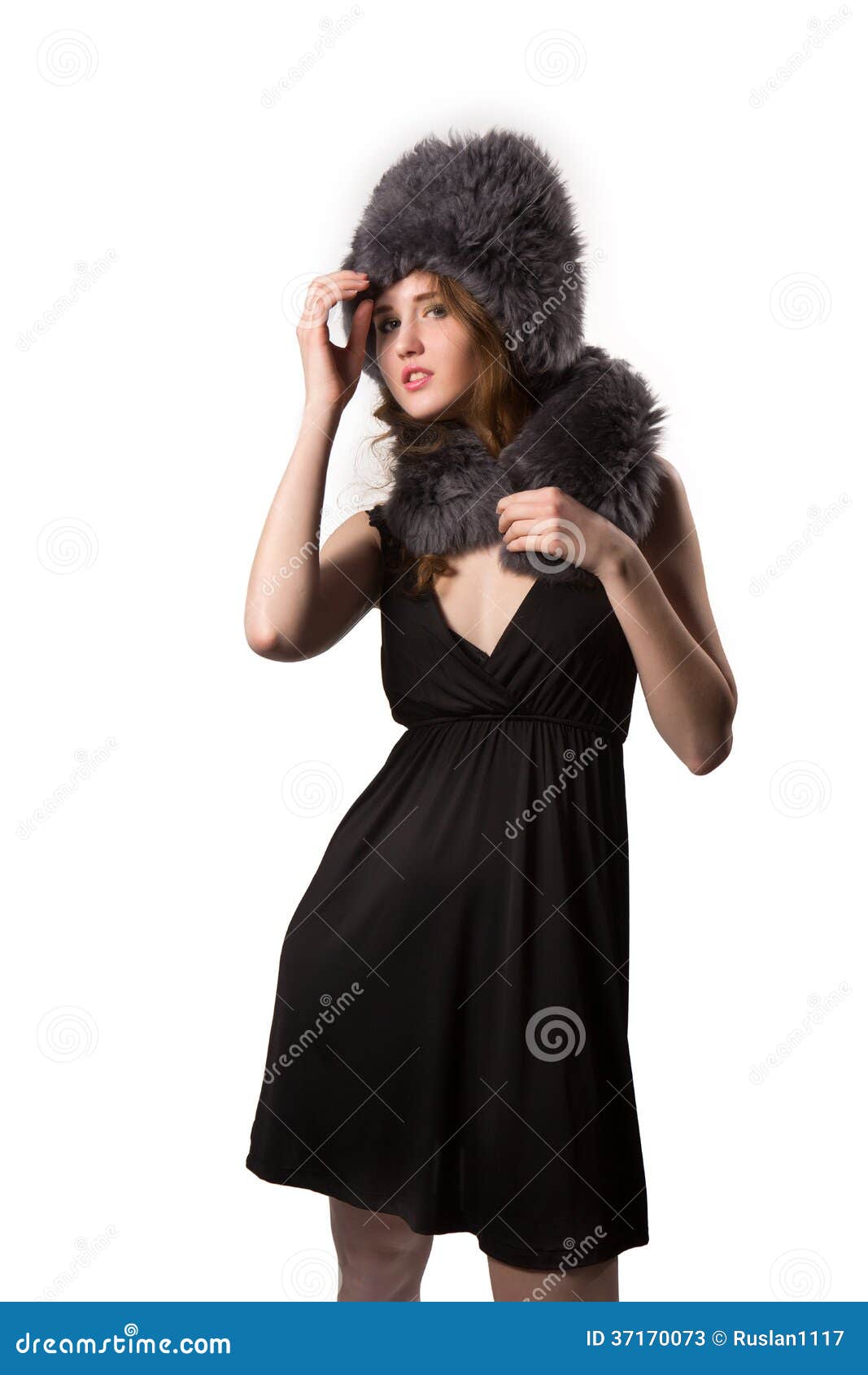 Sehr Schone Modefrau Die Ein Elegantes Schwarzes Kleid Mit Stiefel Und Winterpelzhut Tragt Stockbild Bild Von Elegantes Tragt