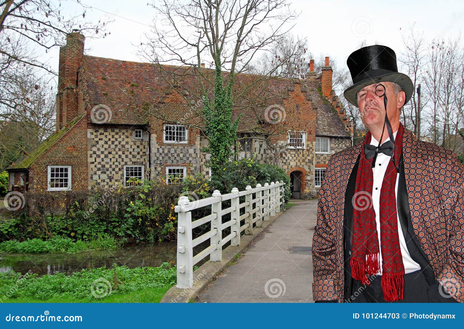 Seigneur du manoir. Photo du seigneur du vêtement de port de haute société de manoir posant dans les raisons de son manoir !