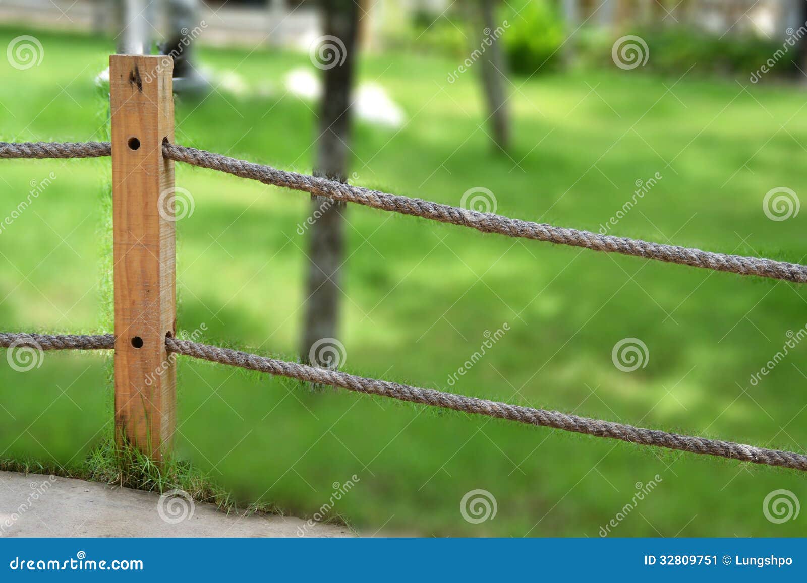Seilzaun im Garten stockbild. Bild von ursprünglich, zeile