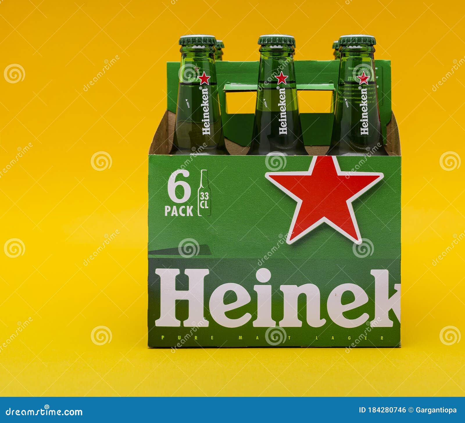 botón correr Además Seis Paquetes De Cerveza Heineken Lager Ligera Sobre Amarillo Foto  editorial - Imagen de casquillo, botella: 184280746