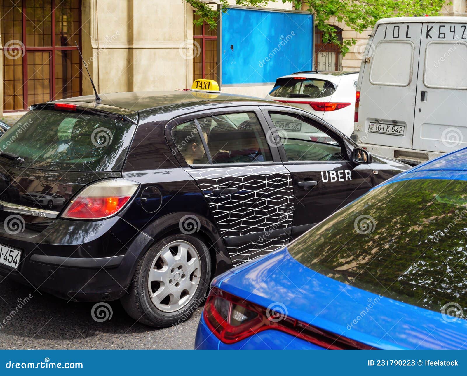 Seitenansicht Des Schwarzen Opel-Astra-Gebäudes Mit Aufkleber Für Das  Uber-Taxi Redaktionelles Stockfoto - Bild von redaktionell, scheinwerfer:  231790223