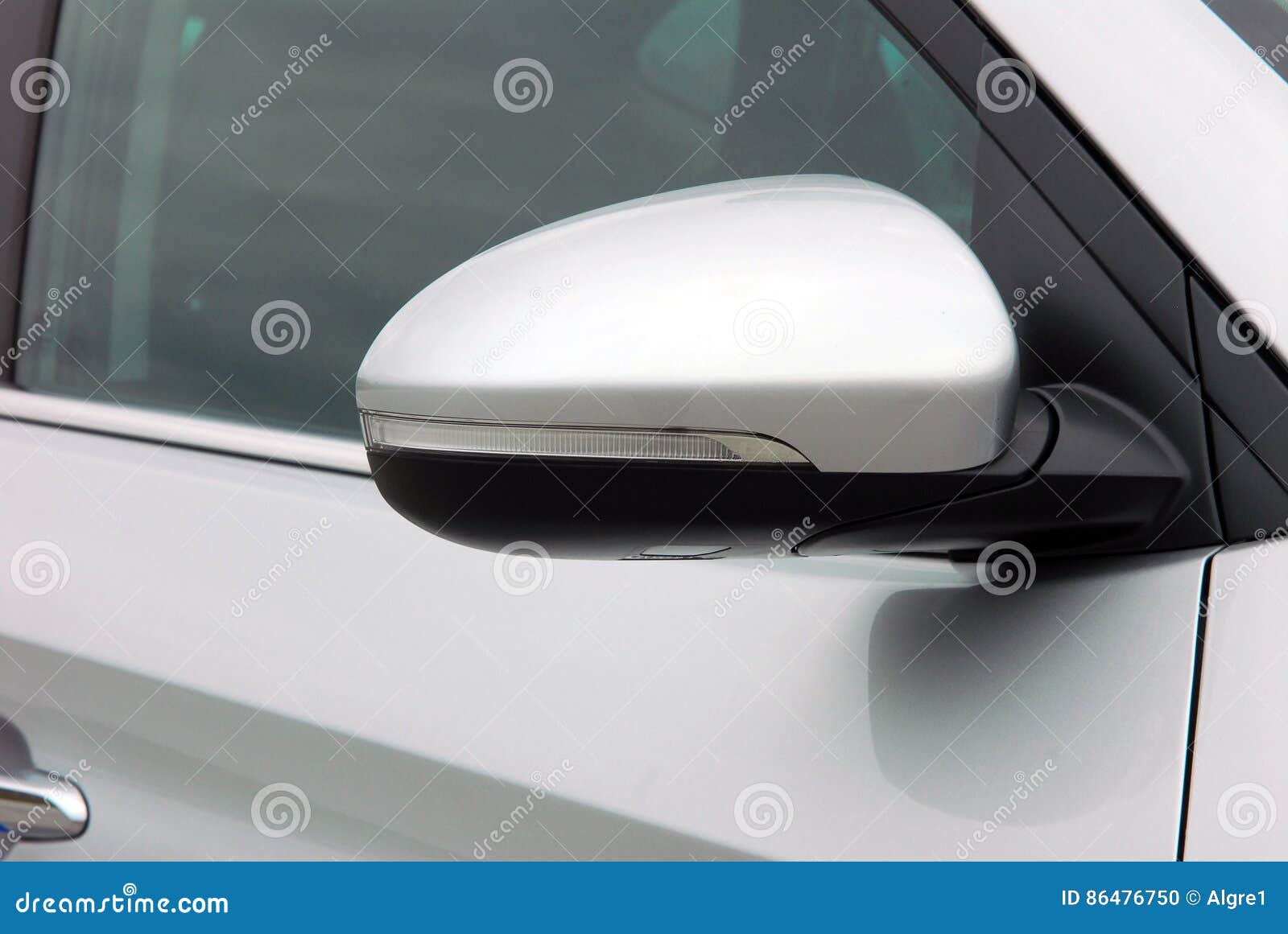 https://thumbs.dreamstime.com/z/seitenspiegel-mit-blinker-eines-autos-86476750.jpg