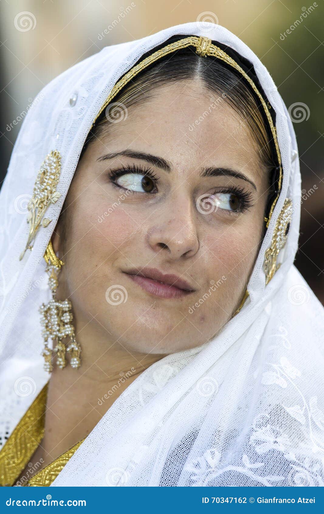 SELARGIUS, ITÁLIA - 13 de setembro de 2015: União anterior Selargino - Sardinia. Retrato de uma menina bonita no traje tradicional de Sardinia