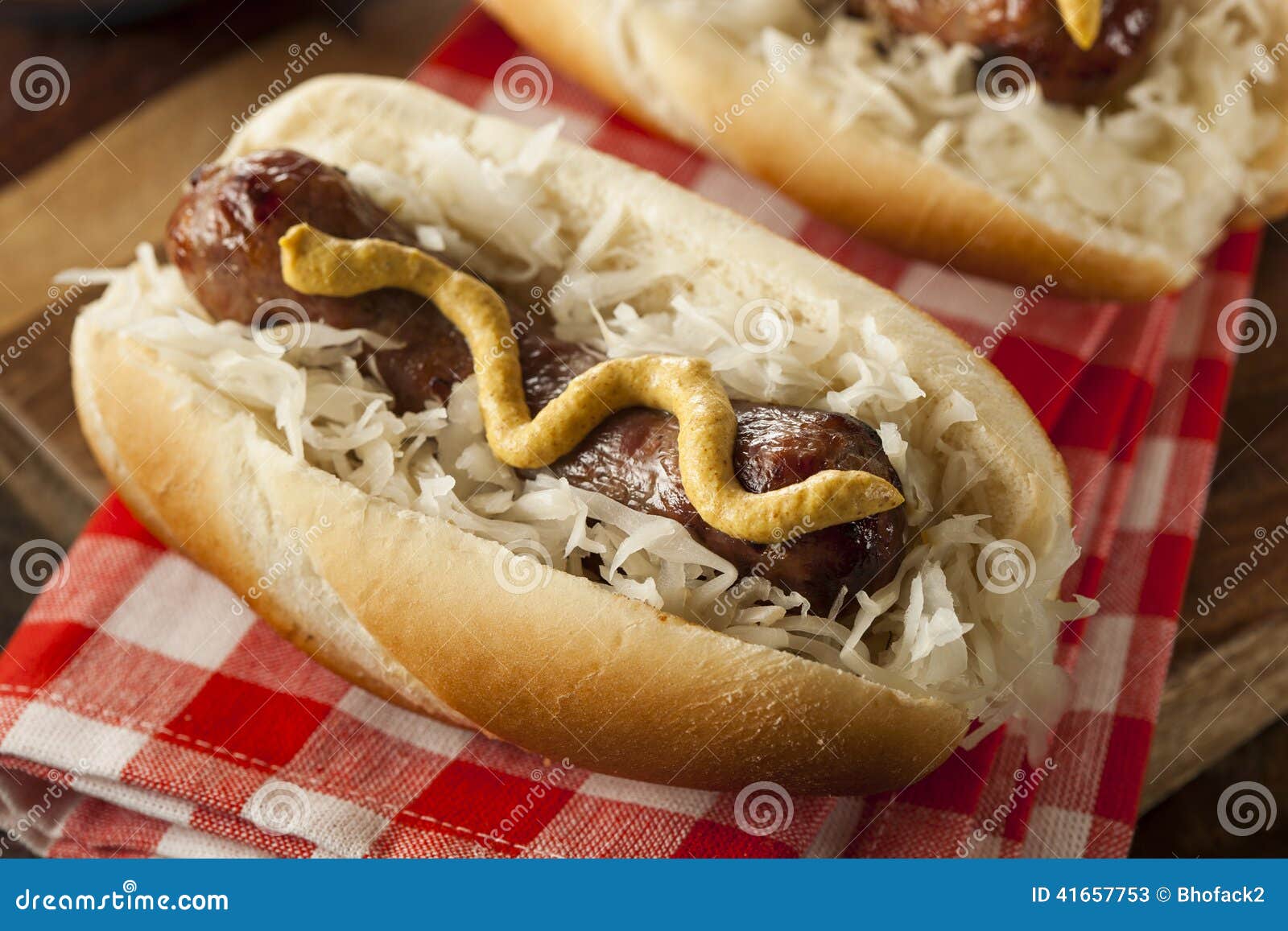 Selbst Gemachte Bratwurst Mit Sauerkraut Stockbild - Bild von ...