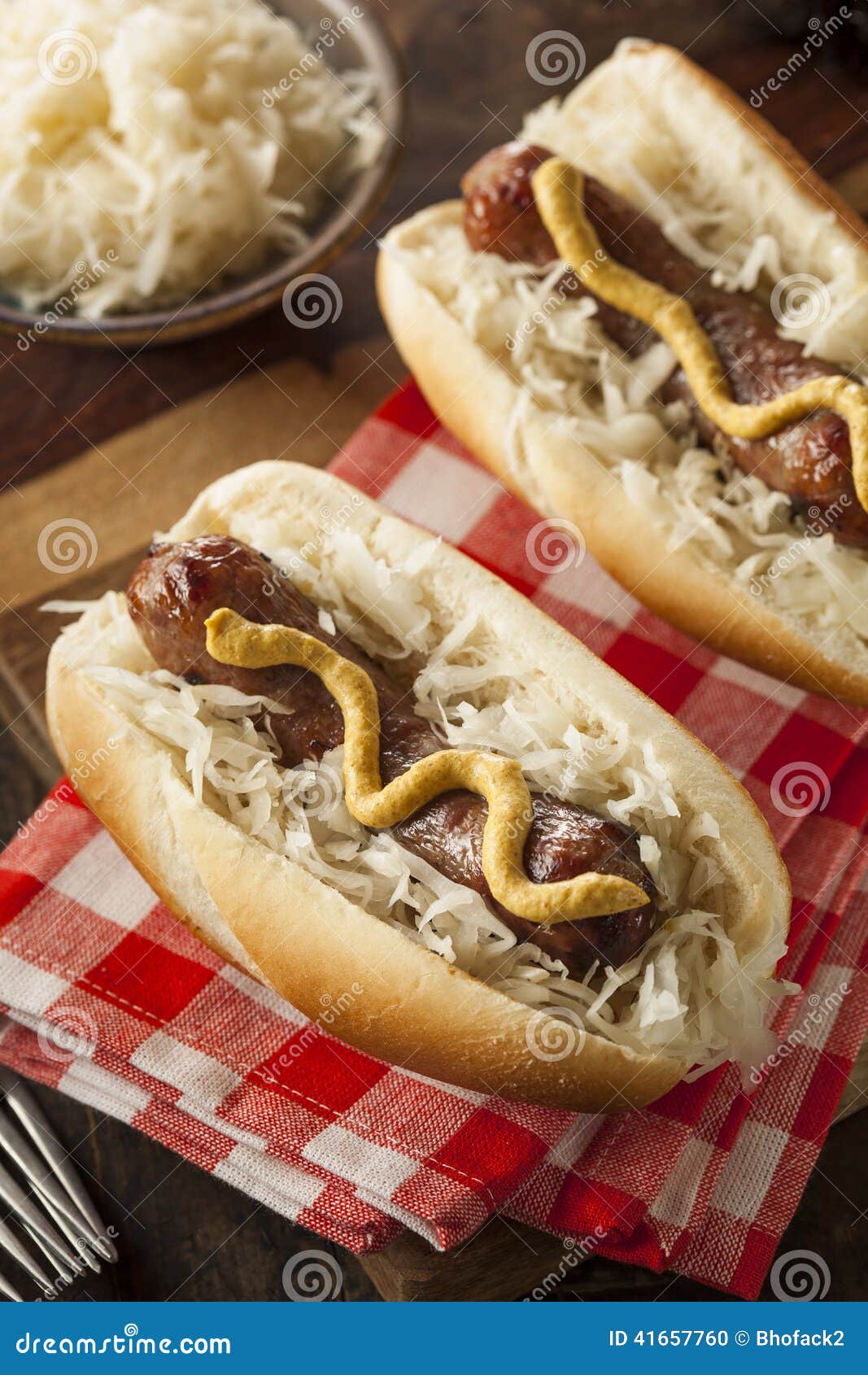 Selbst Gemachte Bratwurst Mit Sauerkraut Stockfoto - Bild von köstlich ...