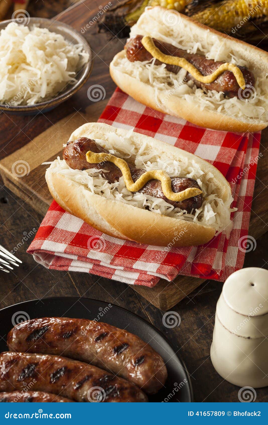 Selbst Gemachte Bratwurst Mit Sauerkraut Stockbild - Bild von fett ...