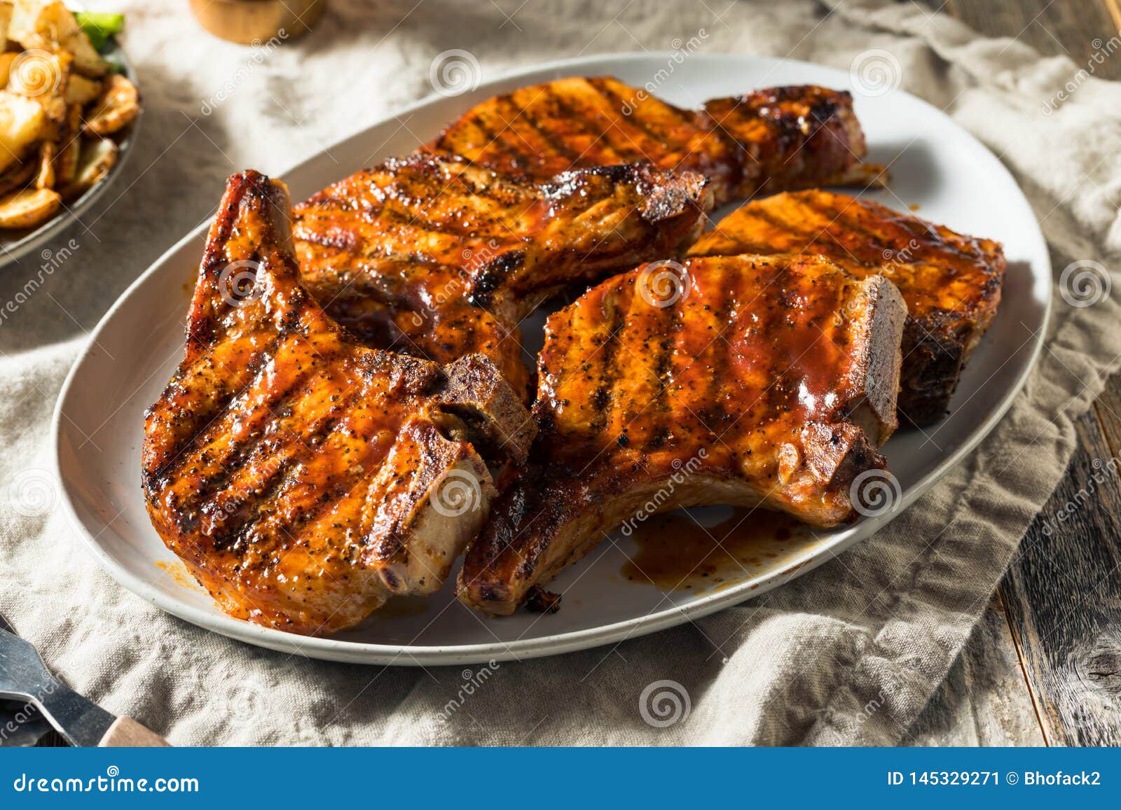 Selbst Gemachte Grill-Schweinekoteletts Stockbild - Bild von grill ...