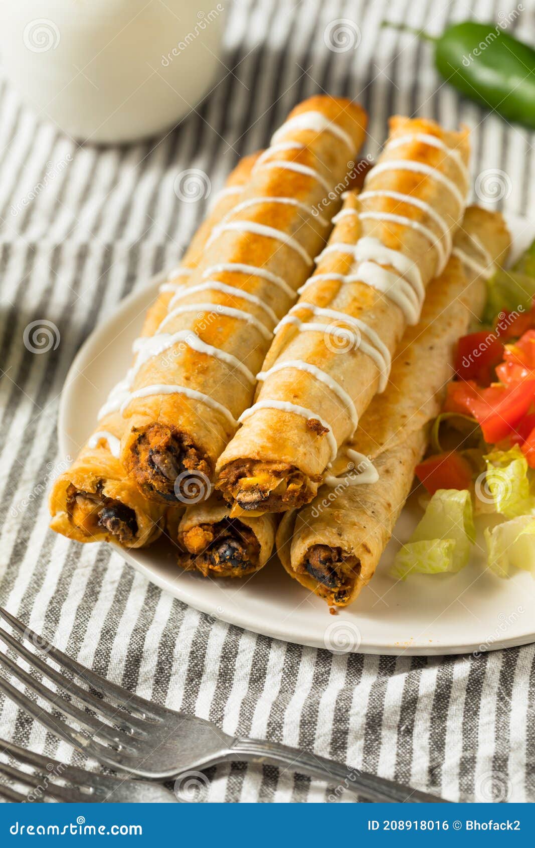 Selbst Gemachte Mexikanische Huhn-flautas Mit Crema Stockfoto - Bild ...