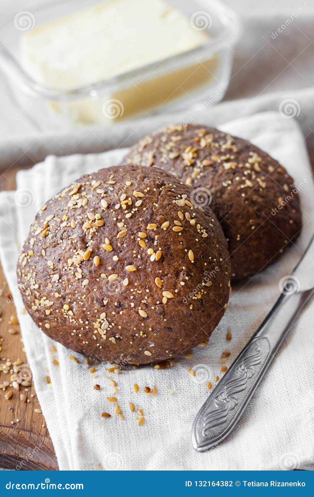 Selbst Gemachte Roggenbrötchen Mit Leinsamen, Indischem Sesam Und ...