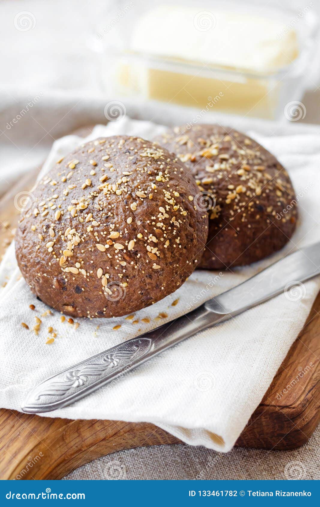 Selbst Gemachte Roggenbrötchen Mit Leinsamen, Indischem Sesam Und ...