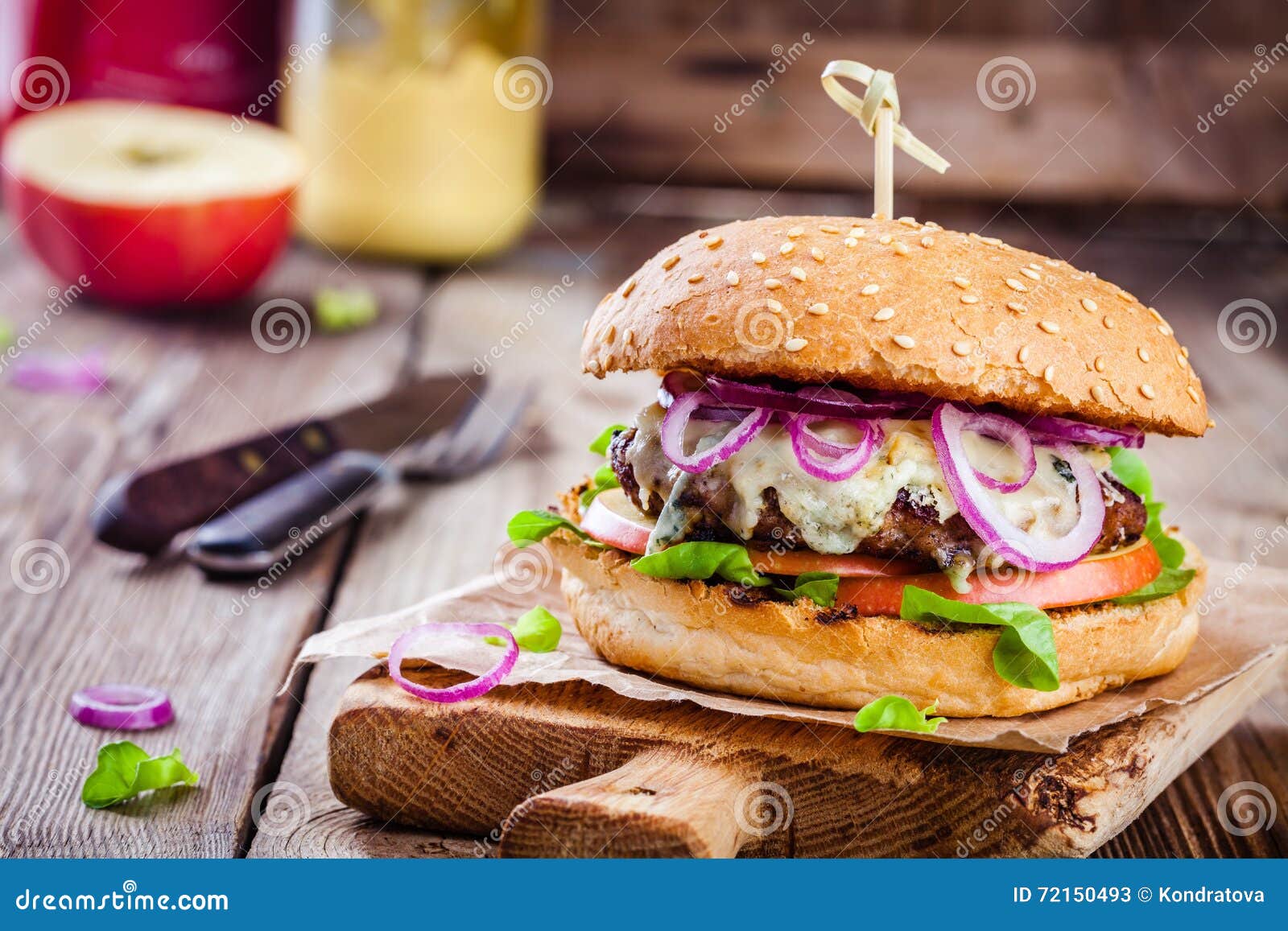 Selbst Gemachter Burger Mit Rindfleischkotelett, Apfel, Kopfsalat ...