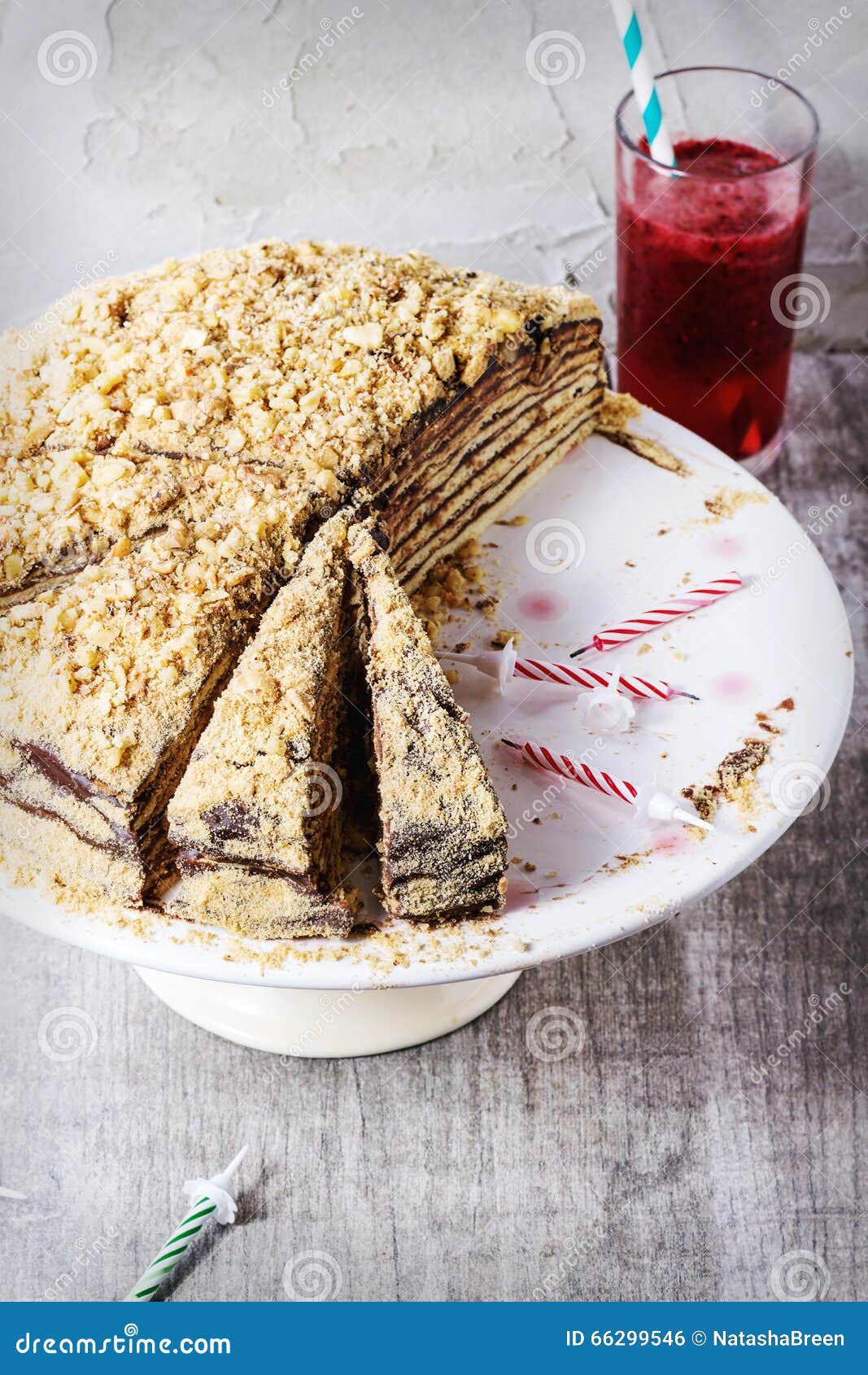 Selbst Gemachter Geburtstag Honey Cake Stockfoto - Bild von biskuit ...