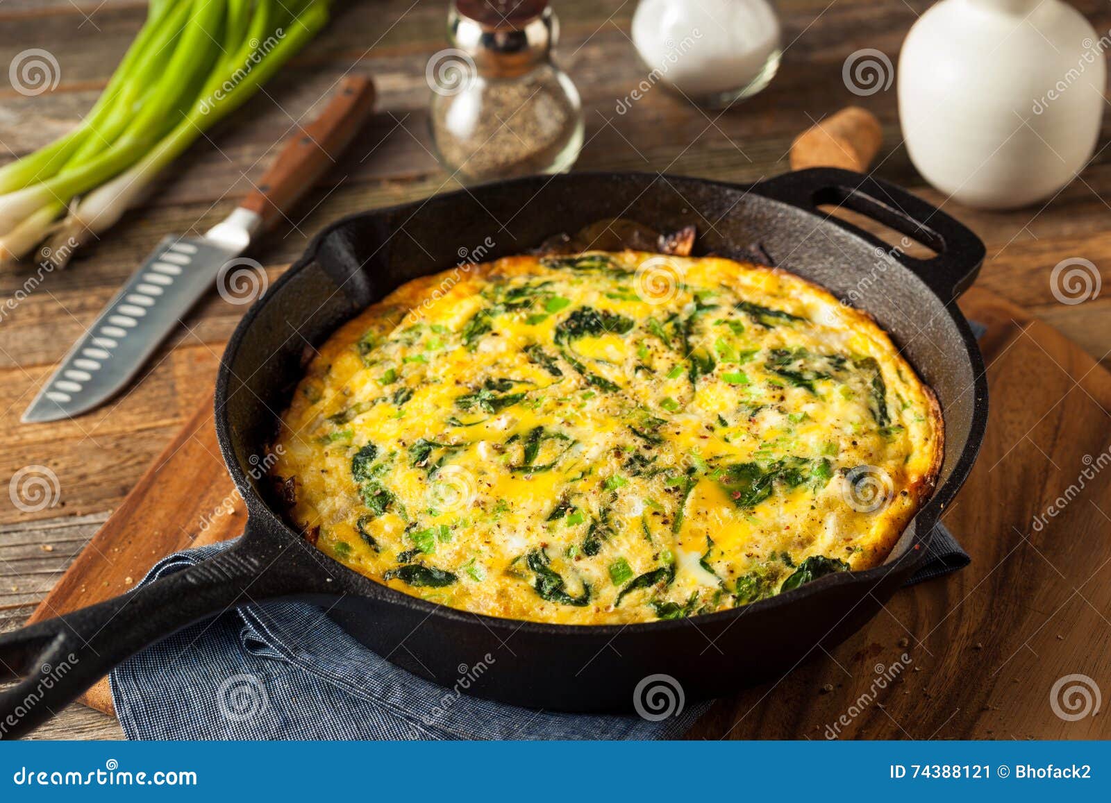 Selbst Gemachter Spinat Und Feta Fritatta Stockbild - Bild von gebacken ...