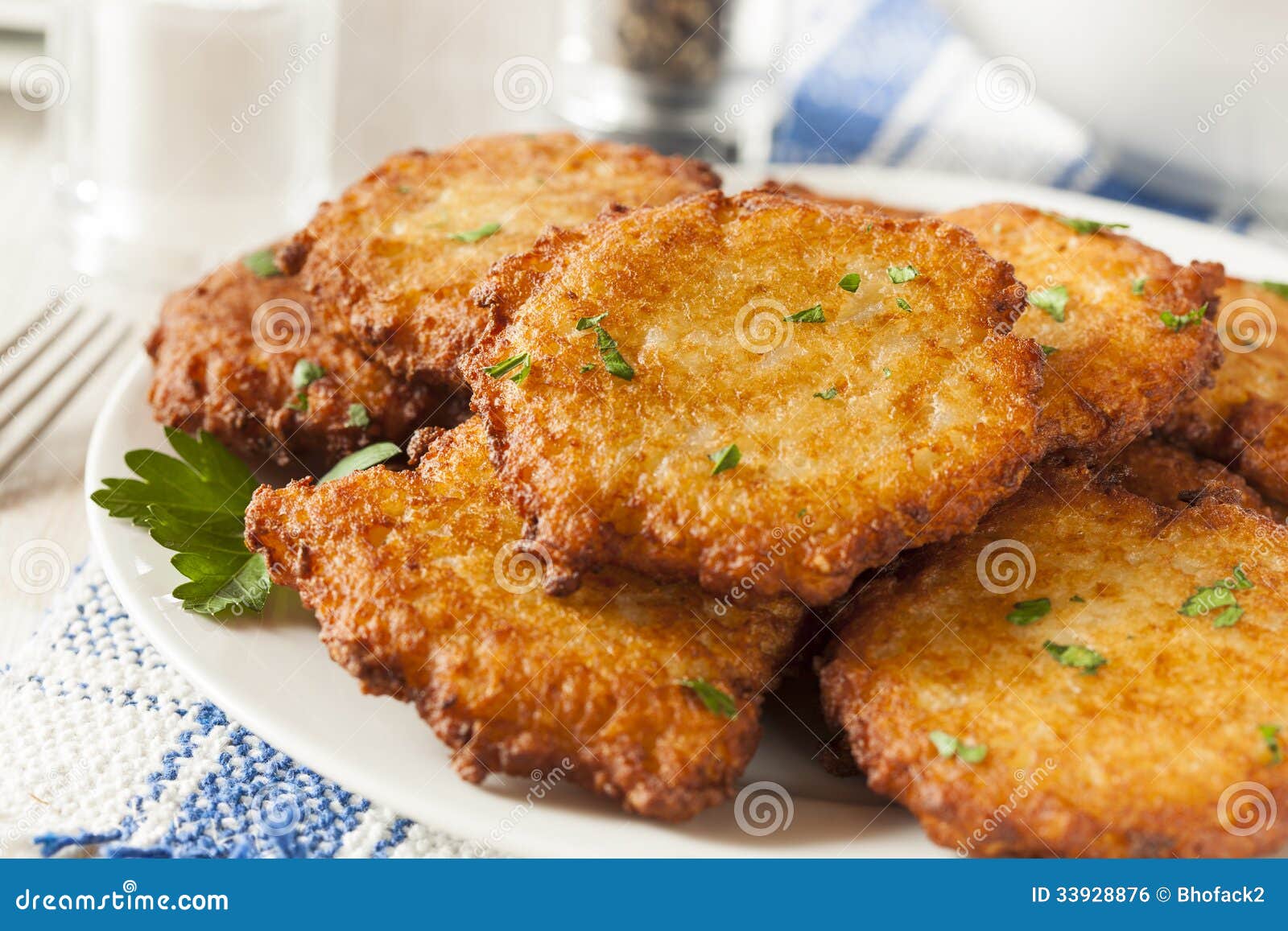 Selbst Gemachter Traditioneller Kartoffel-Pfannkuchen Latke Stockfoto ...