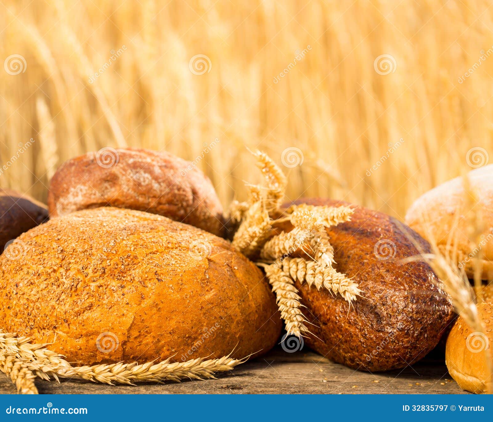 Selbst Gemachtes Brot Und Weizen Auf Dem Holztisch Stockbild - Bild von ...