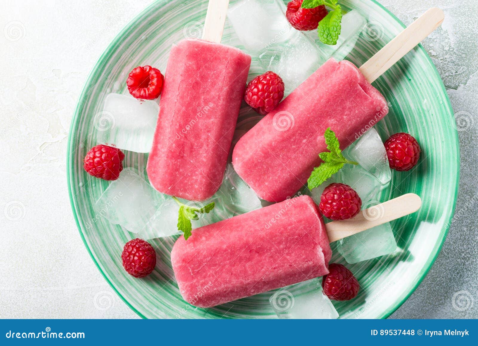 Selbst Gemachtes Himbeereis am Stiel Stockfoto - Bild von frost, rosa ... Selbst Gemachtes Himbeereis am Stiel Stockfoto - Bild von frost, rosa ...