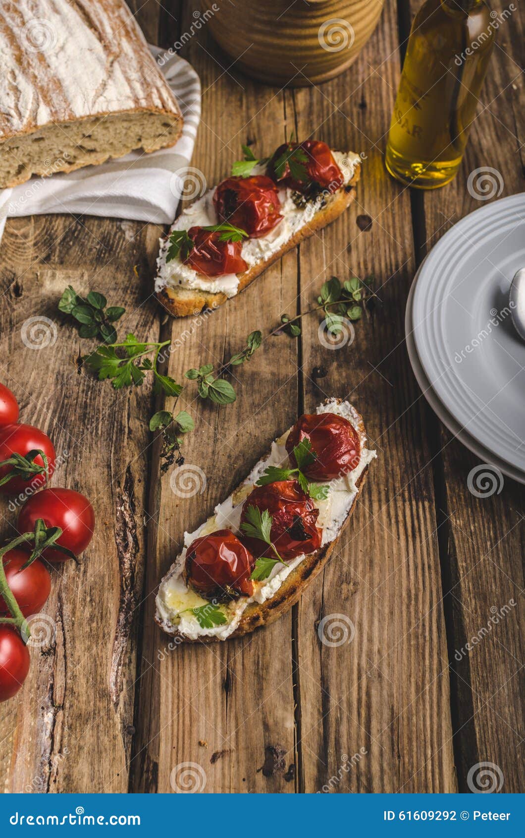 Selbst Gemachtes Sauerteigbrot Mit Gebratenen Tomaten Stockfoto - Bild ...