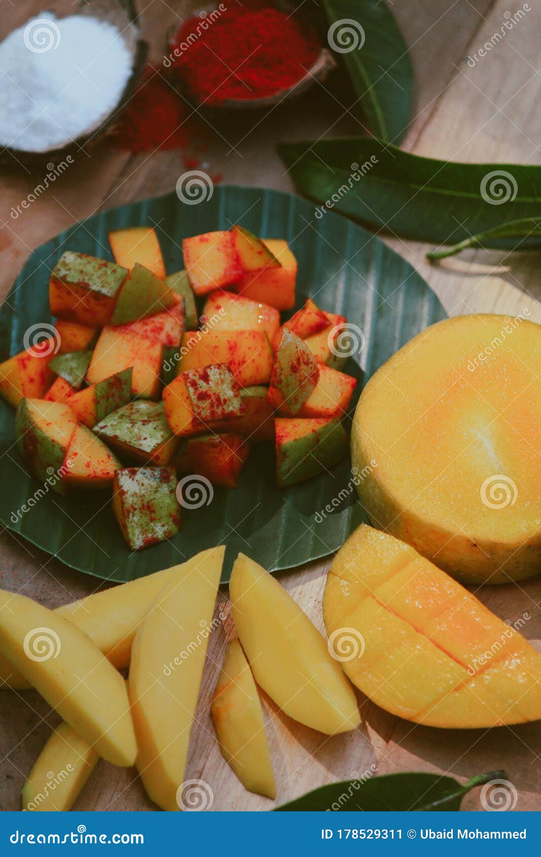 mango with background blur,selective focus, shallow depth of field, blur, chrominance noise, luminance noise, sharpening