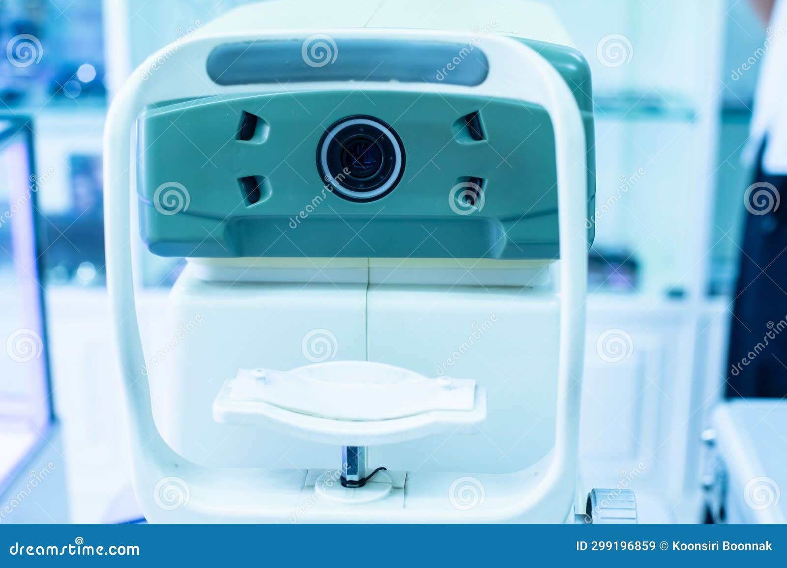 selective focus to non mydriatic retinal camera in eyeglasses shop