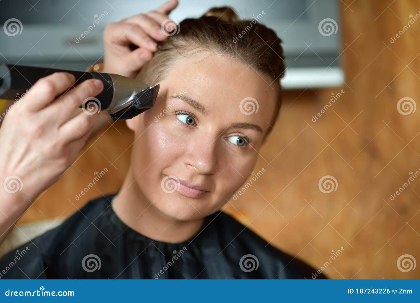 Women`s haircut at home stock photo. Image of lockdown - 187243226