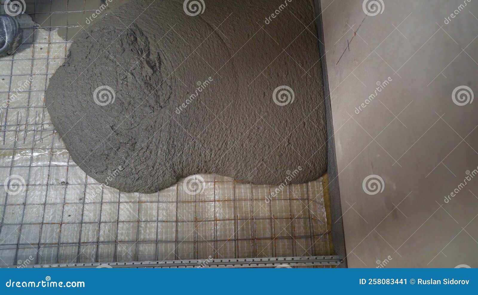 Self Leveling Compound Spreading. Selfleveling Floor. Selffilling Floor. Liquid Floor. the