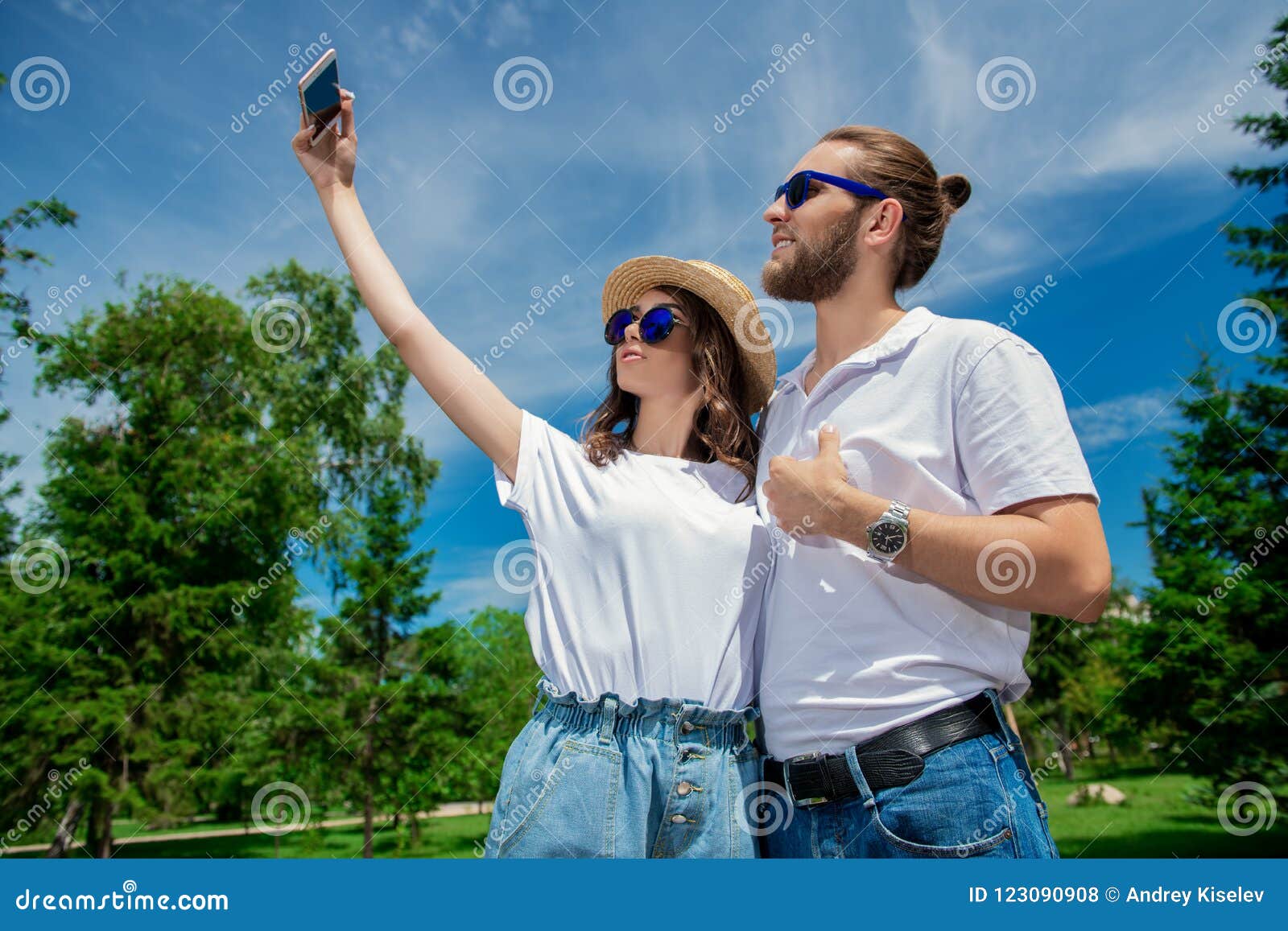 Selfi para a memória. Happy young people in love in the park on a sunny summer day. Summer holidays. Love concept.