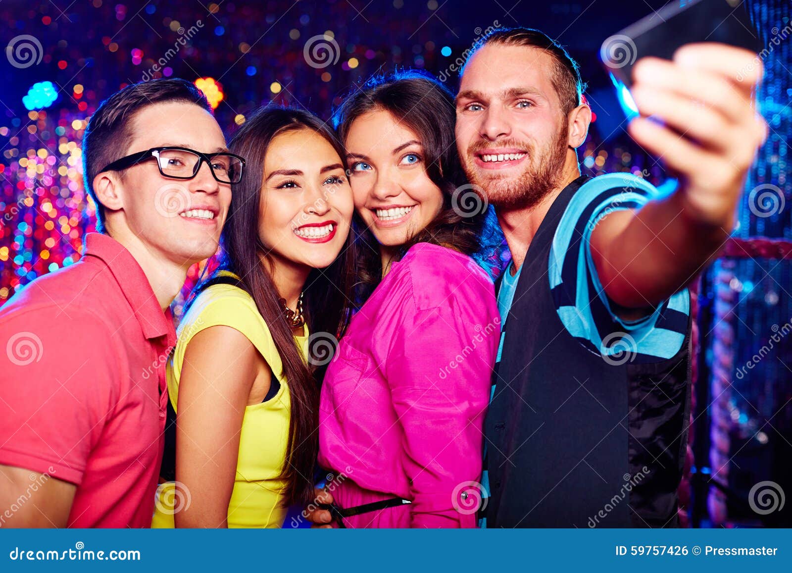 Selfie club. Ночной клуб селфи. Люди на вечеринке. Селфи пати. Пара на вечеринке селфи.