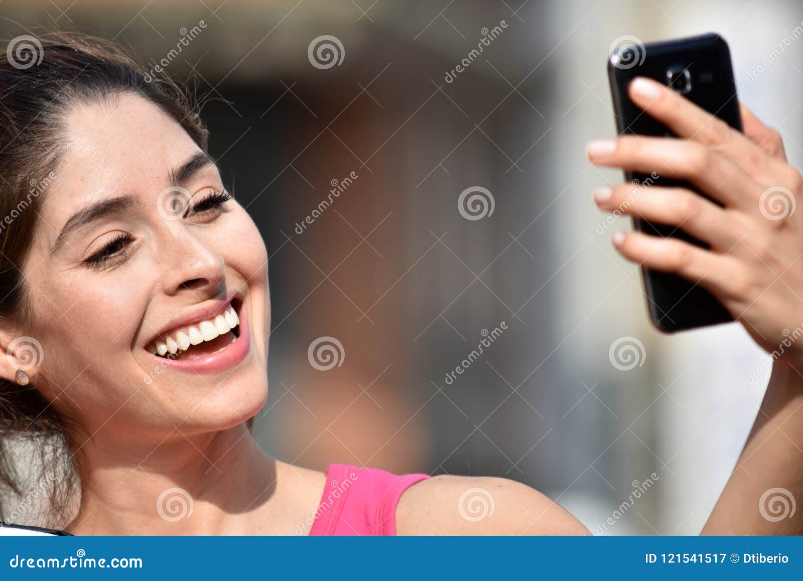 Selfie De Femelle Diverse Attirante Image stock - Image du cellulaire ...