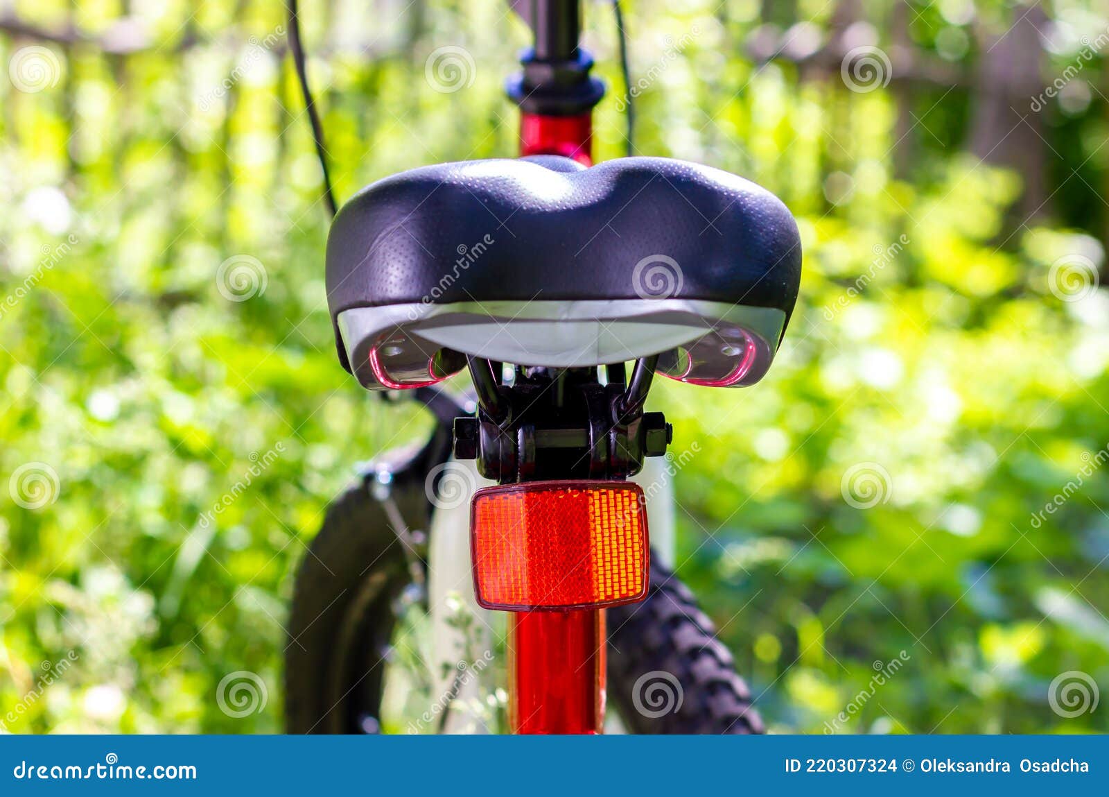 Selle Vélo Enfant. Selle De Vélo De Sport. Réflecteur De Lumière De Vélo.  Feu Rouge. Photo stock - Image du élément, garantie: 220307324