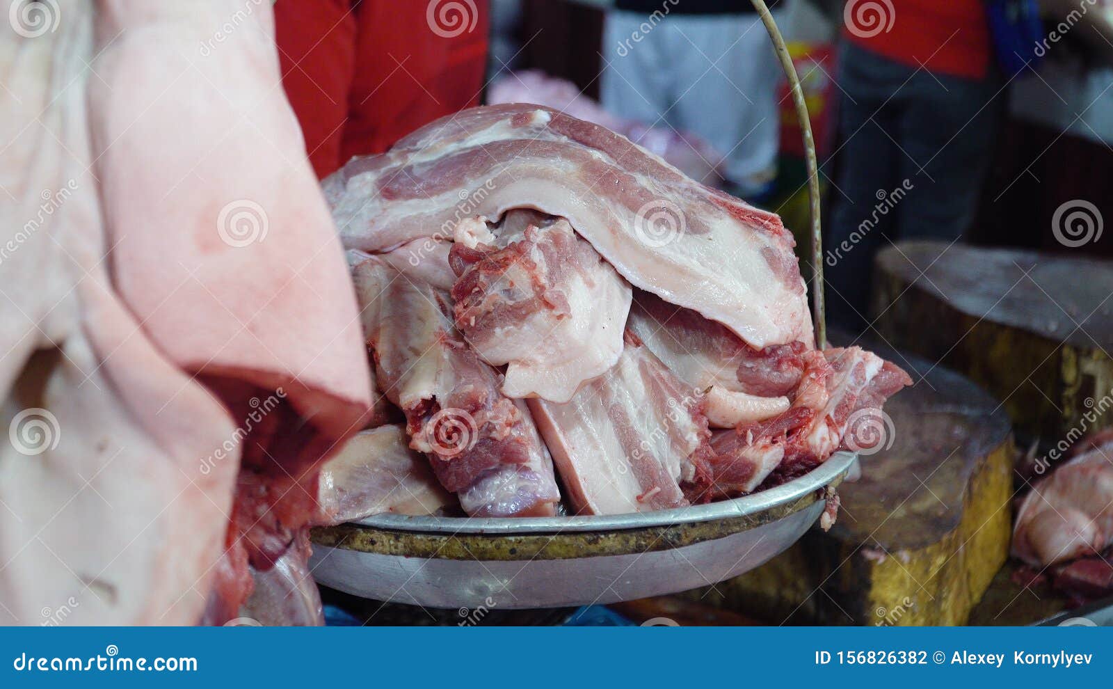https://thumbs.dreamstime.com/z/seller-weighs-meat-scales-market-butcher-weighs-raw-meat-weighing-scales-sale-street-market-156826382.jpg