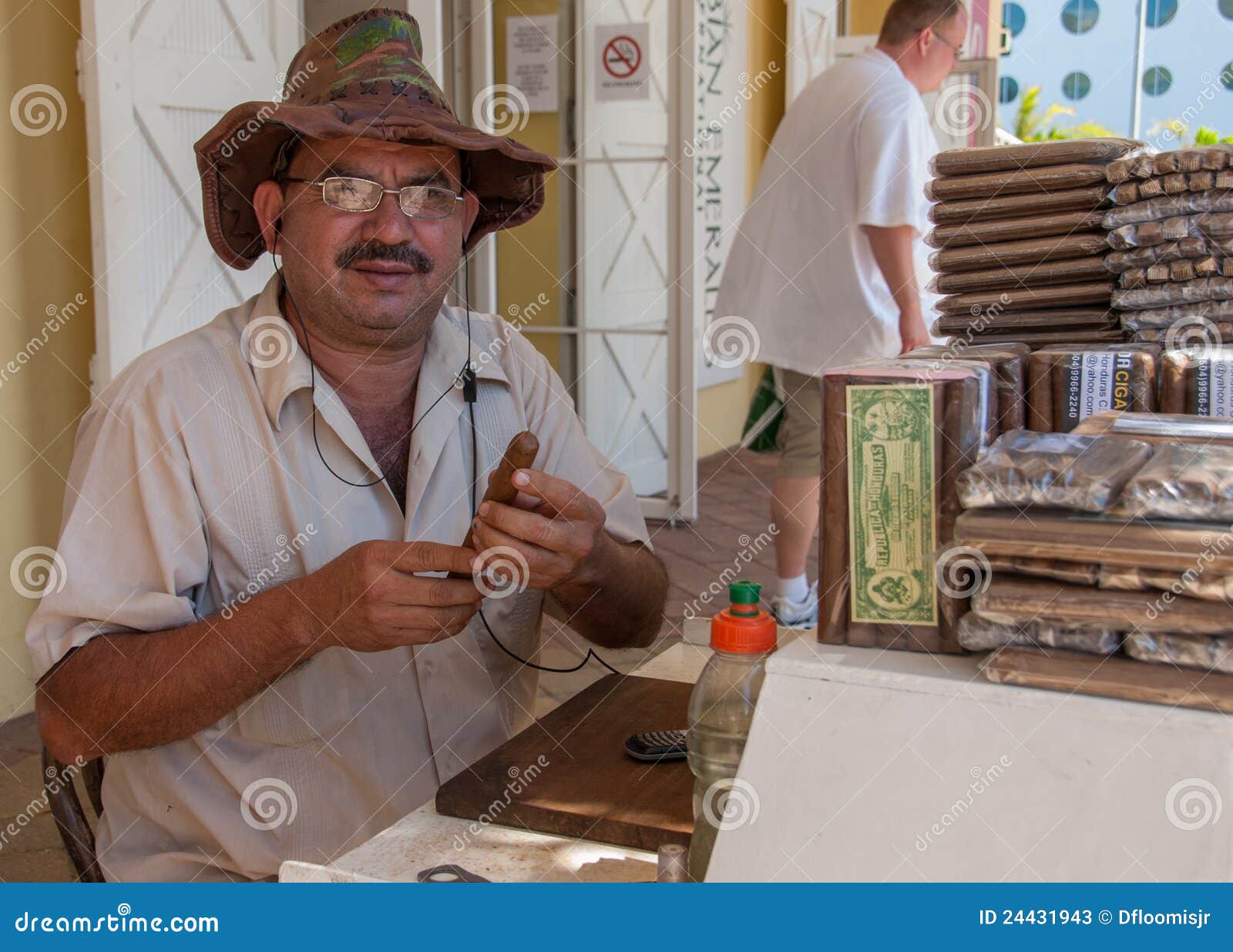 Selling Cigars editorial stock photo. Image of roatan 24431943