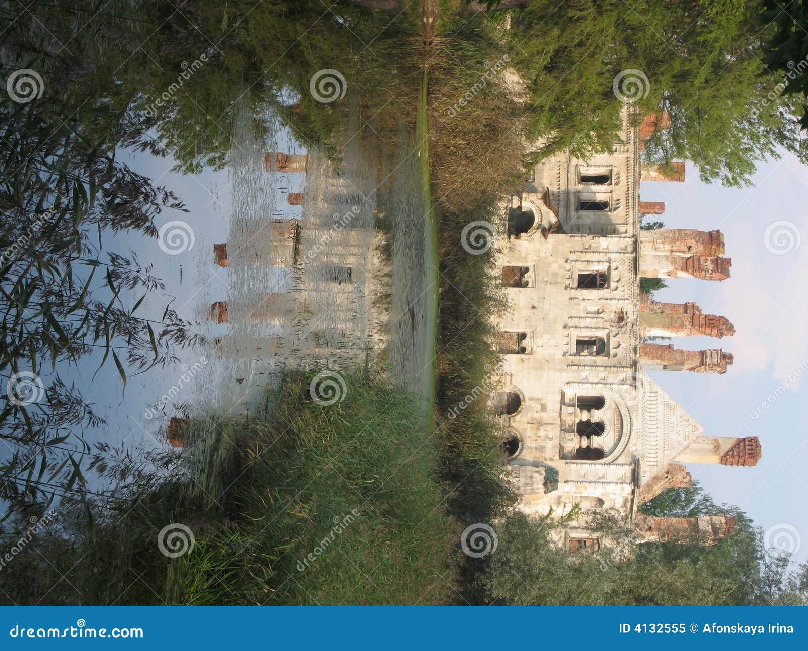 Selo di Tsarskoye, Russia. Paesaggio - rovine di vecchio castello in sosta del palazzo dei re in selo di Tsarskoye, dintorni di Pietroburgo, Russia, con la riflessione nello stagno e nelle piante intorno.