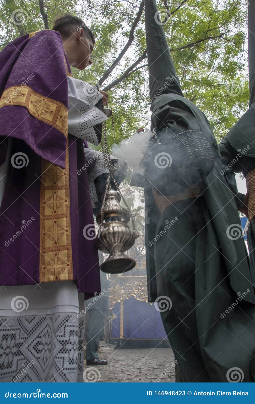 Incienso Durante La Semana Santa En Sevilla. Fotos, retratos, imágenes y  fotografía de archivo libres de derecho. Image 73190069