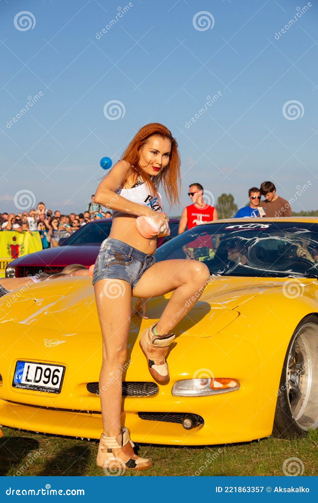 nake girls with race cars