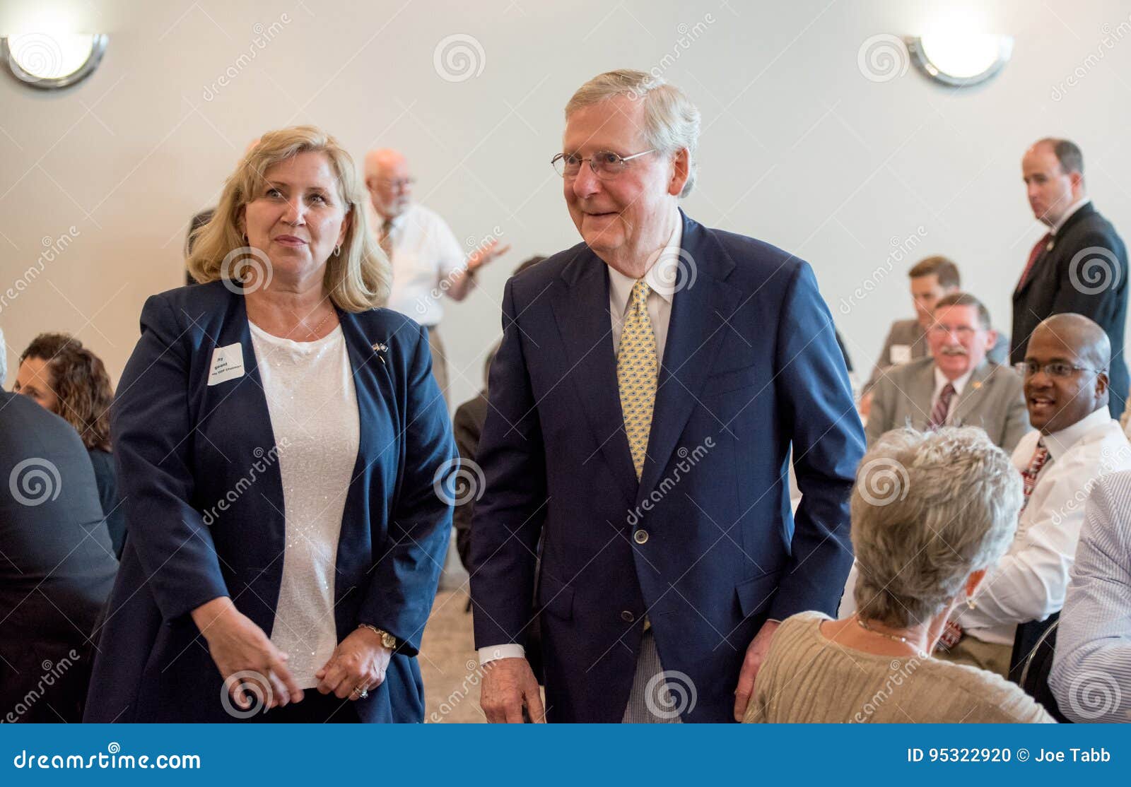 Senator McConnell 003. Elizabethtown Kentucky â€ ”Juni 30, 2017: Den republikanska senatorn Mitch McConnell hälsar folk på fundraiseren i Elizabethtown, Kentucky, på Juni 30, 2017