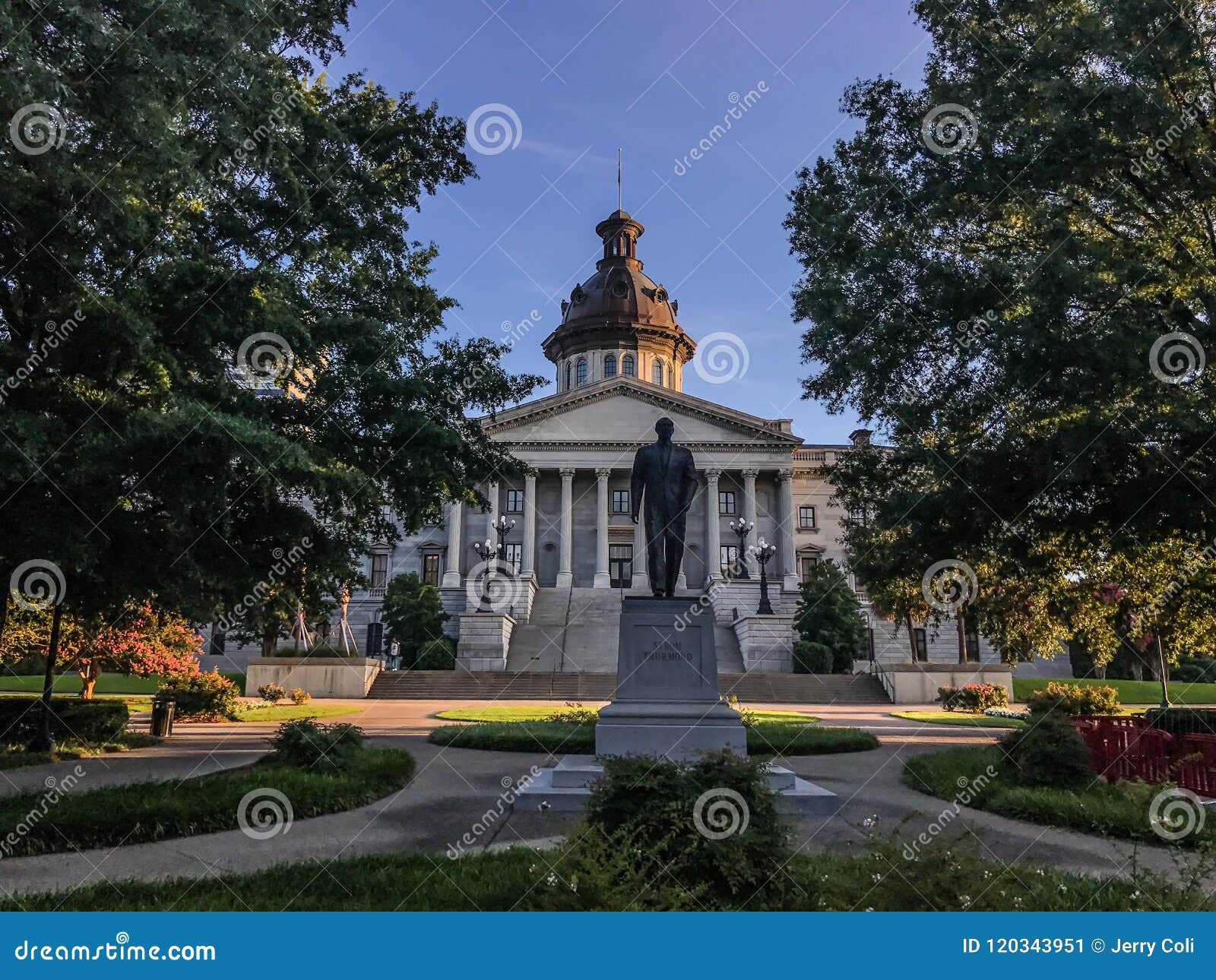 Senatora Strom Thurman statua przed Południowa Karolina stanu domem