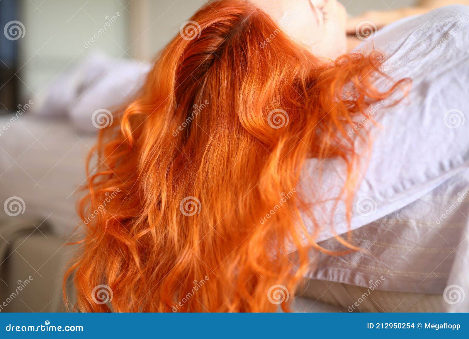 Mulher bonita com cabelos lindos mulher européia cabelo cacheado perfeito