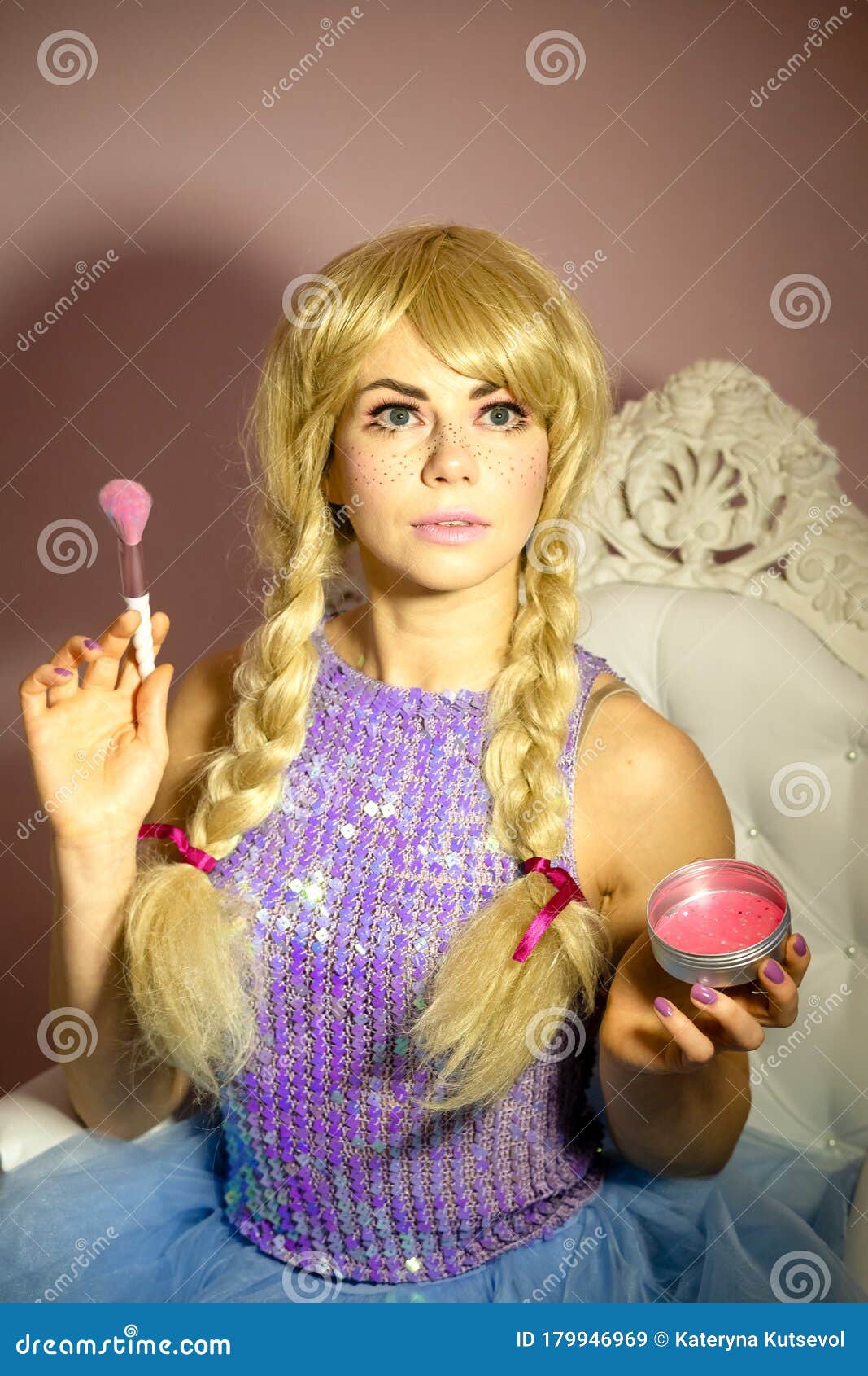 A Senhora Na Fantasia Da Boneca Faz Maquiagem, Blush Imagem de