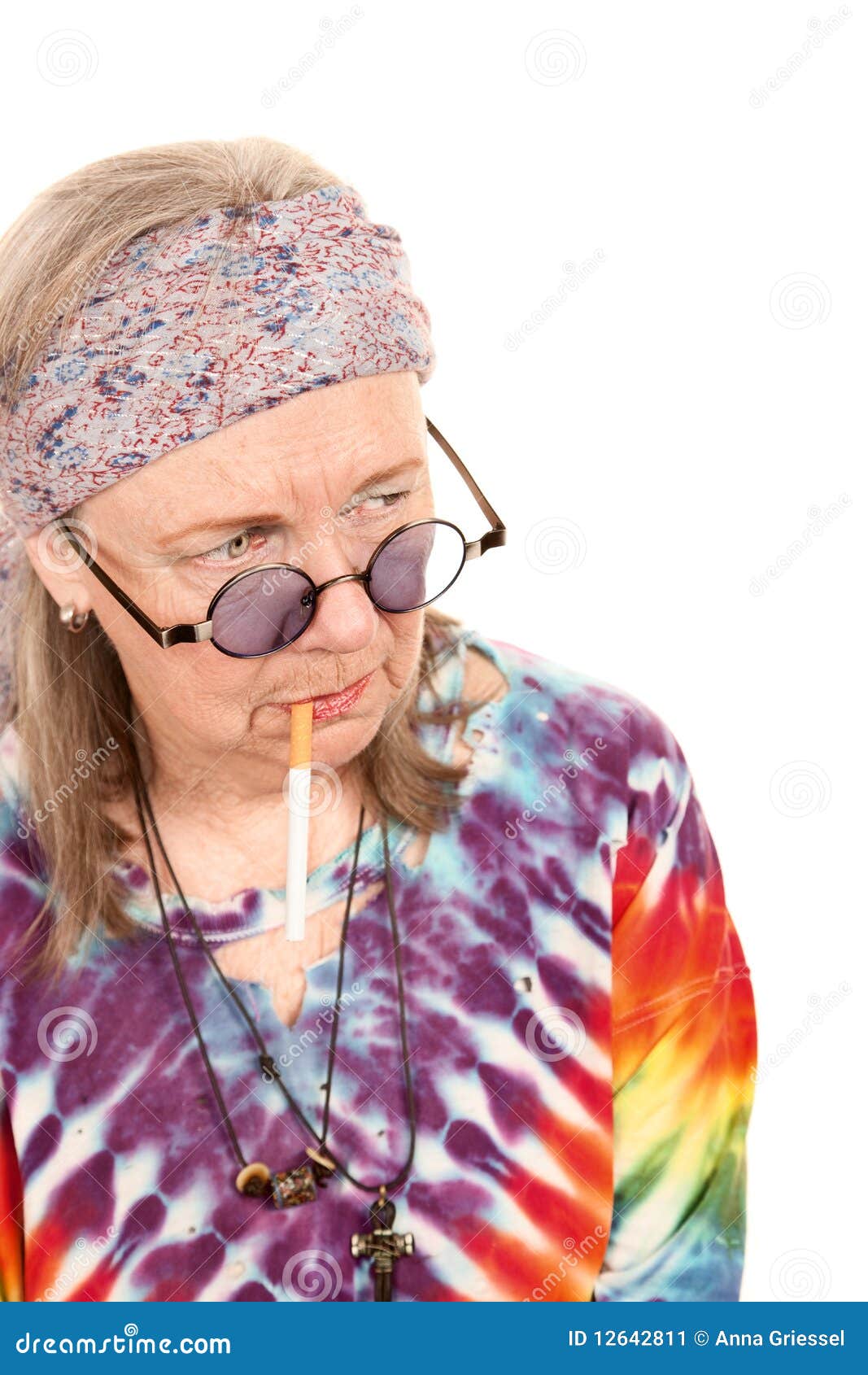 Senhora Sênior Do Hippie Com Cigarro Imagem de Stock - Imagem de brinco,  vidros: 12642811, image size:1067x1690