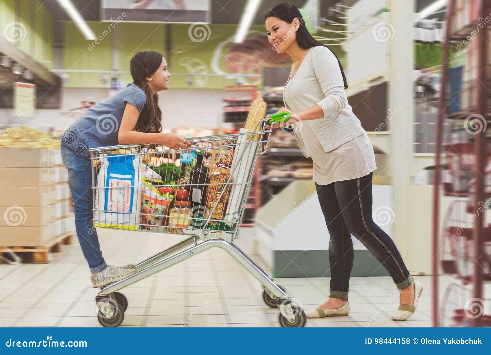 Сделавшие необходимые покупки. Урок buying necessities. Pushin shopping.