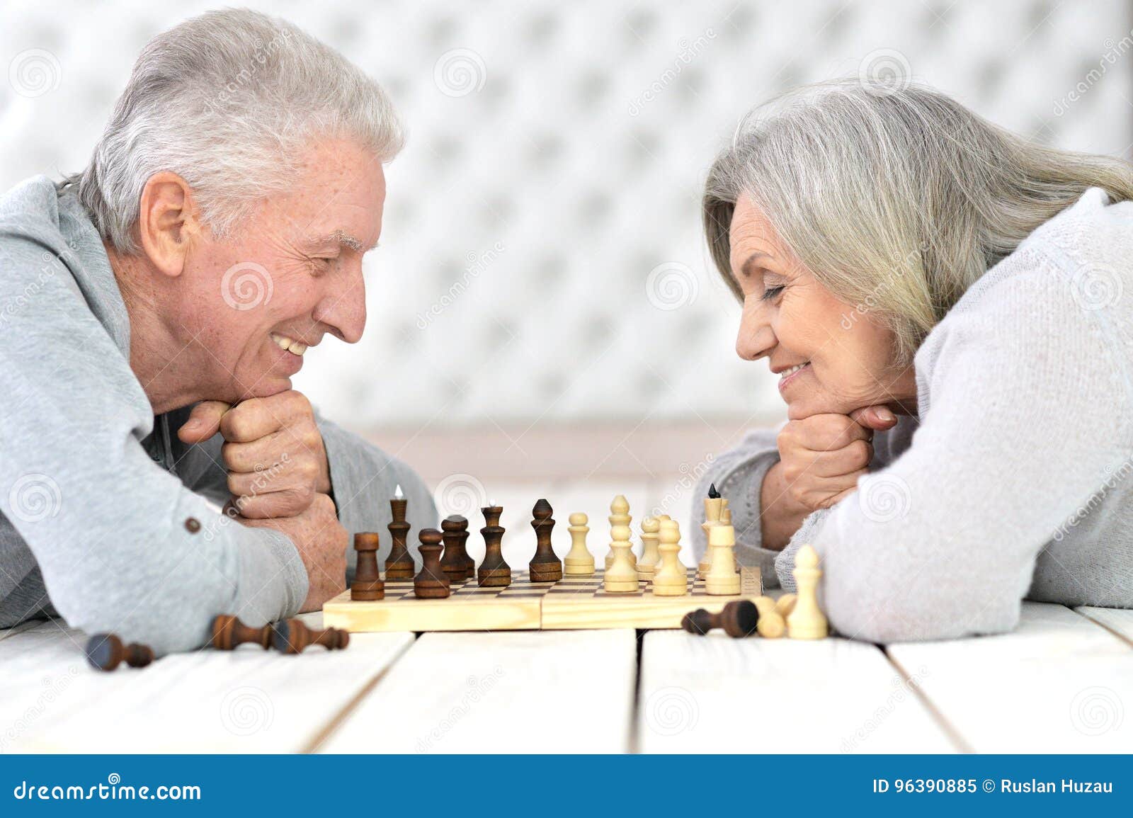 575 fotos de stock e banco de imagens de Old Couple Playing Chess