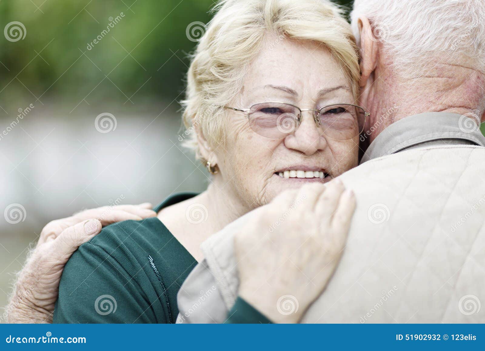 Пожилые дают мужикам. Грустная пожилая пара. Любовь пожилых пар. Мужчина обнимает старую женщину. Объятия возрастная.